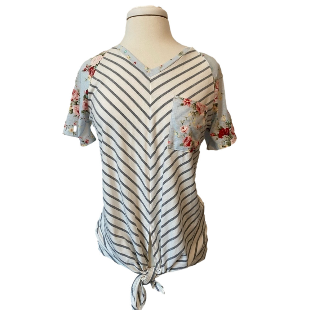 Davi & Dani NWT Women's S Cottage Floral Stripe Patchwork Tie Front T‎ Shirt